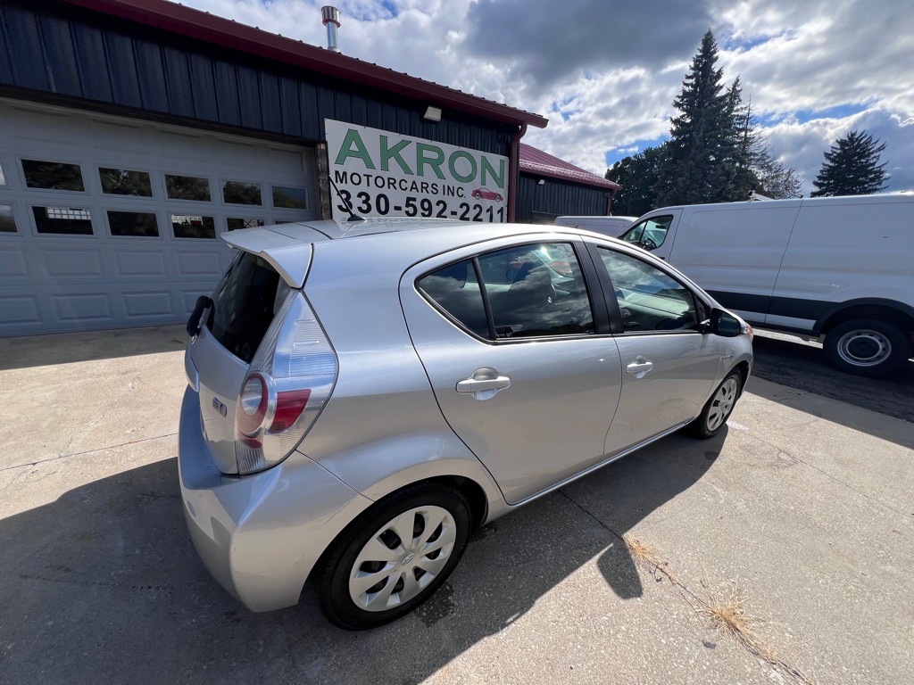 2014 Toyota Prius Image 2