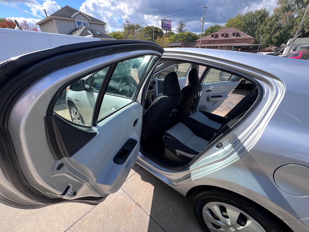 2014 Toyota Prius Image 11