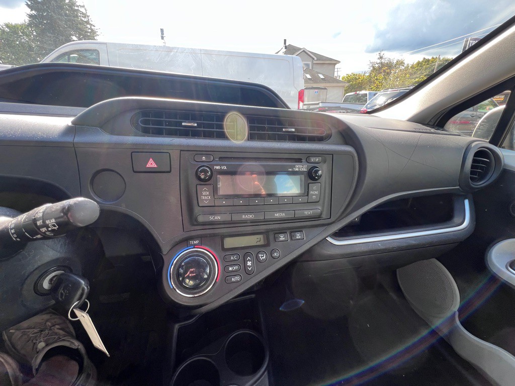 2014 Toyota Prius Image 16