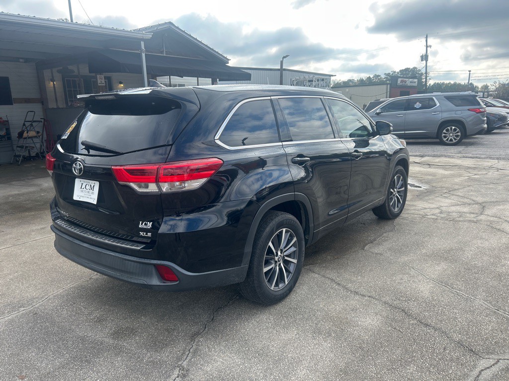 2017 Toyota Highlander Image 2