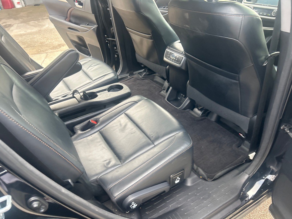 2017 Toyota Highlander Image 10