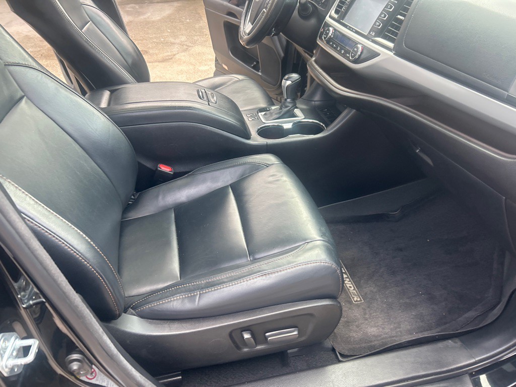 2017 Toyota Highlander Image 11