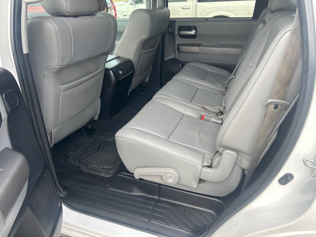 2016 Toyota Sequoia Image 9