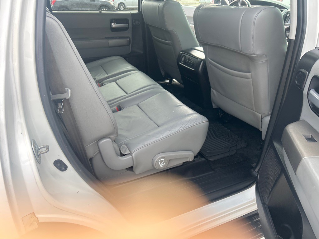 2016 Toyota Sequoia Image 11