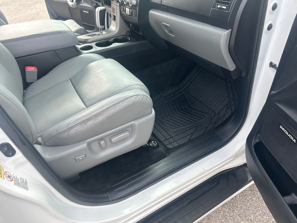 2016 Toyota Sequoia Image 12