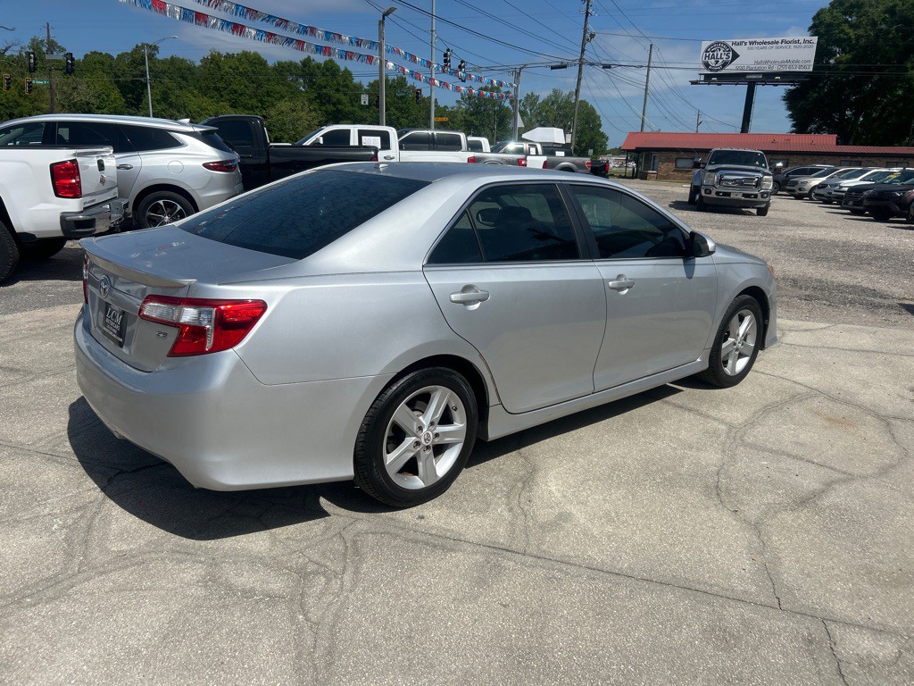 2012 Toyota Camry Image 2