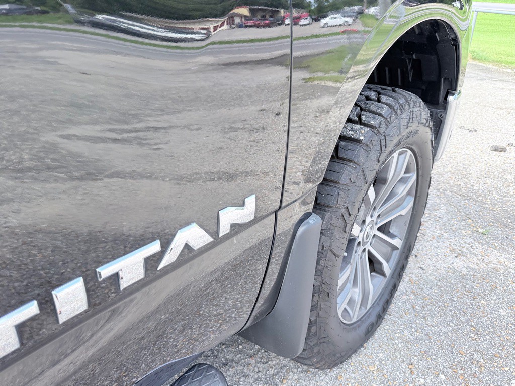 2017 Nissan Titan Image 8