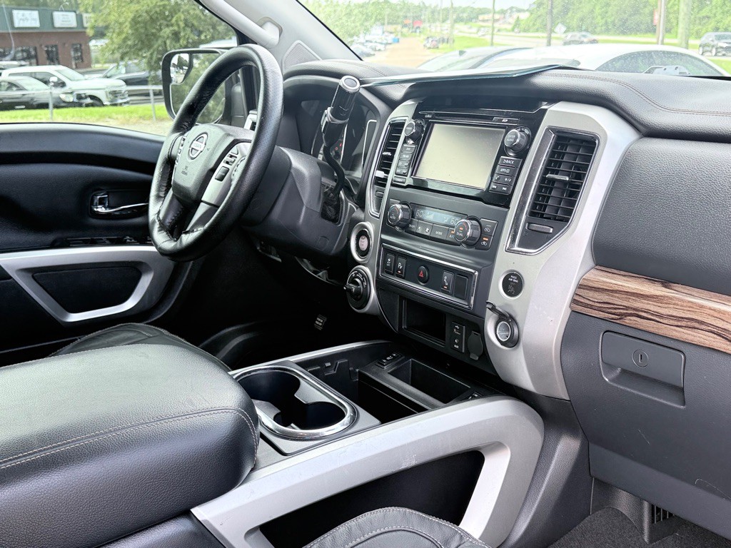 2017 Nissan Titan Image 11