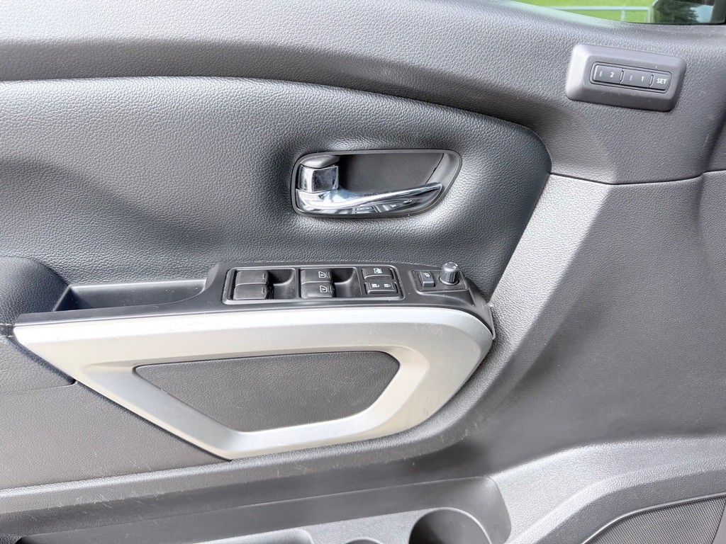 2017 Nissan Titan Image 14