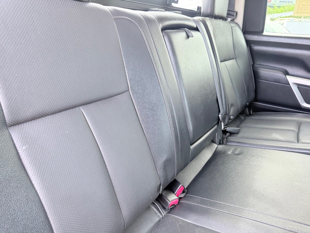 2017 Nissan Titan Image 18