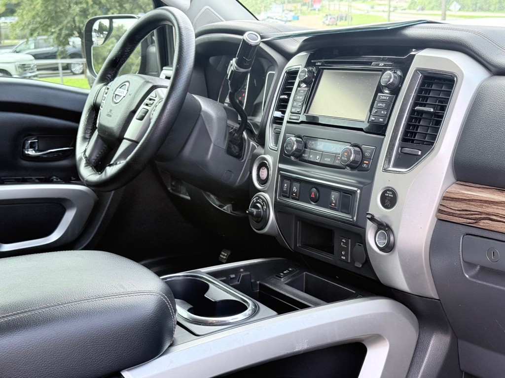 2017 Nissan Titan Image 19