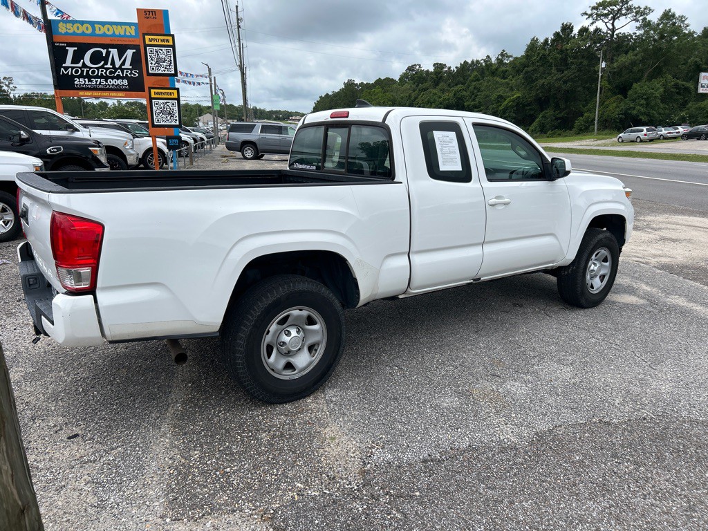 2017 Toyota Tacoma Image 2