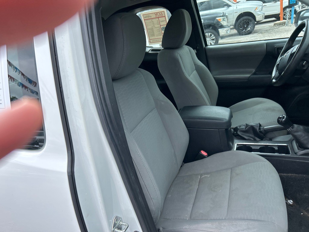 2017 Toyota Tacoma Image 6