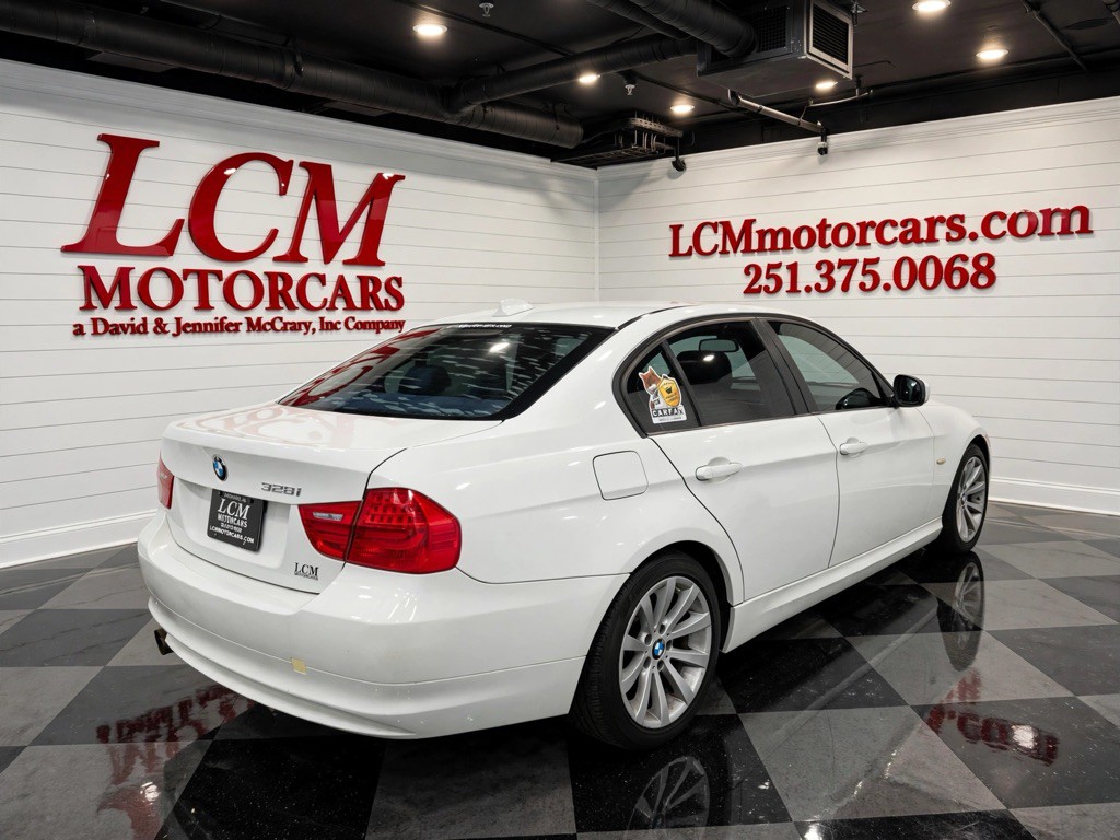 2011 BMW 3 Series Image 2