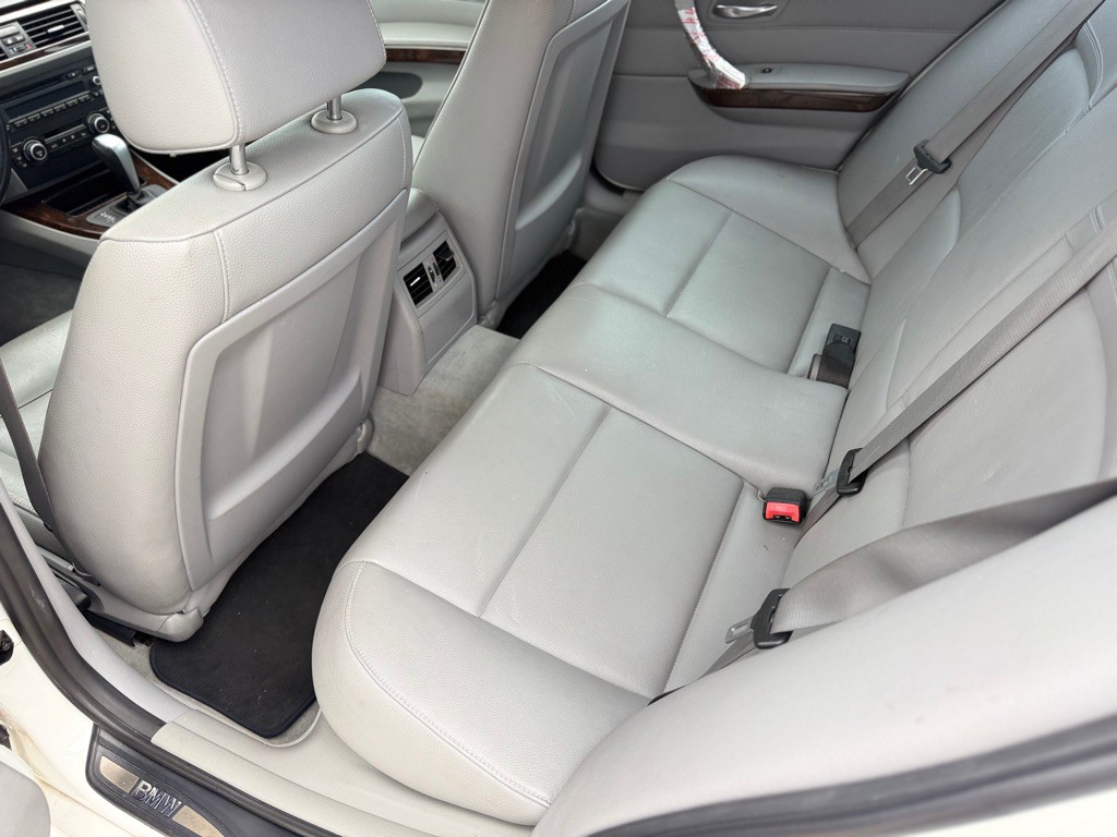 2011 BMW 3 Series Image 10