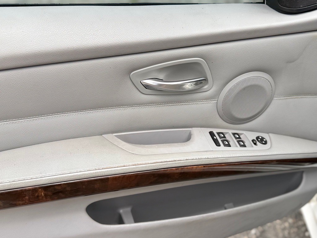 2011 BMW 3 Series Image 11