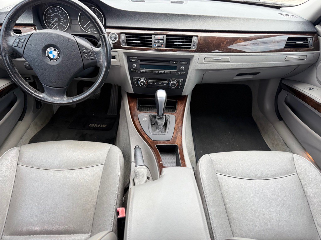 2011 BMW 3 Series Image 12
