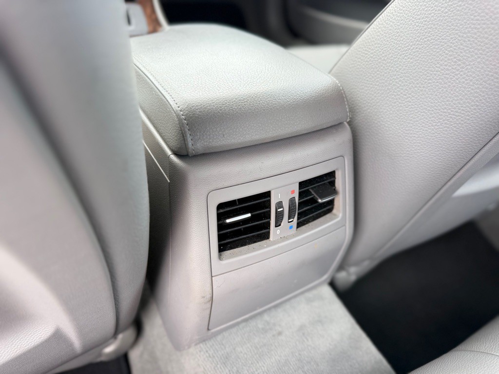2011 BMW 3 Series Image 13