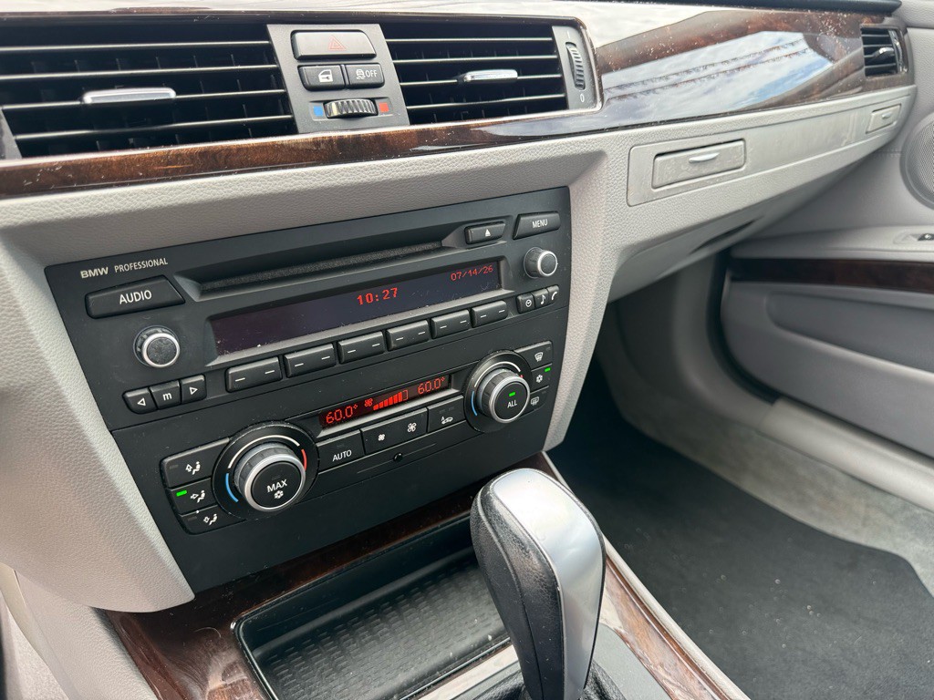 2011 BMW 3 Series Image 14