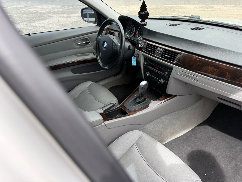2011 BMW 3 Series Image 15