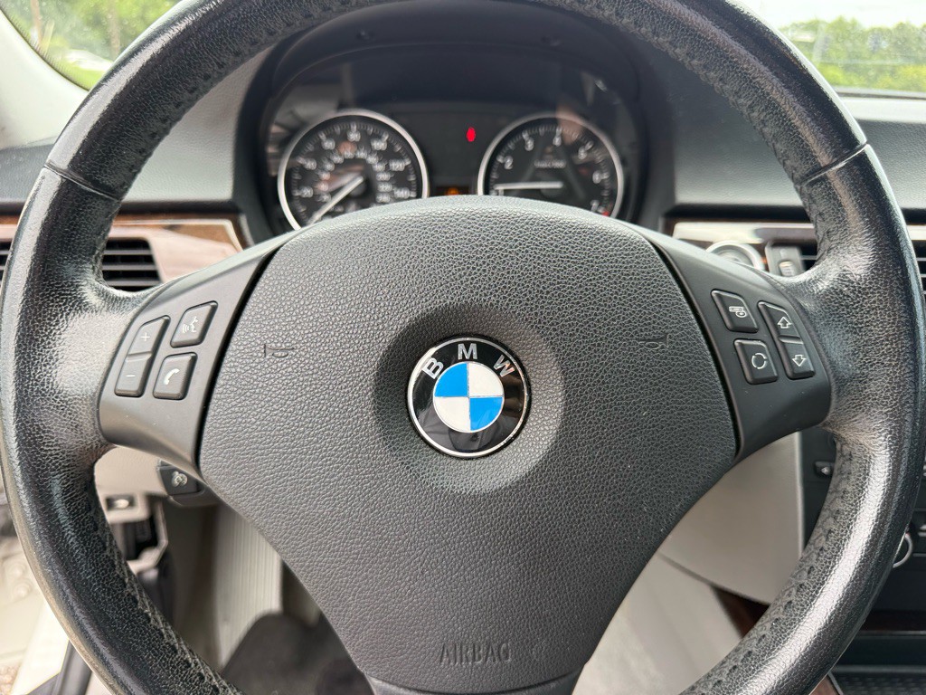 2011 BMW 3 Series Image 16