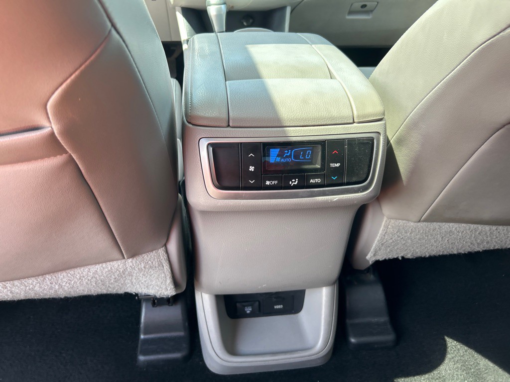 2015 Toyota Highlander Image 16