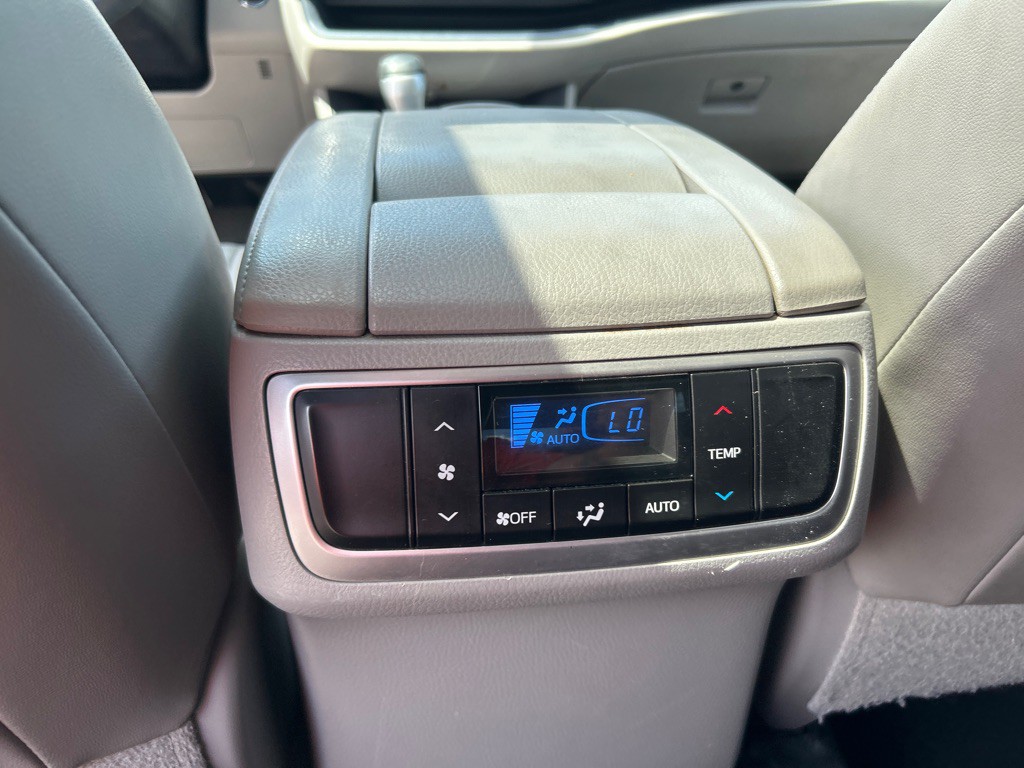 2015 Toyota Highlander Image 18