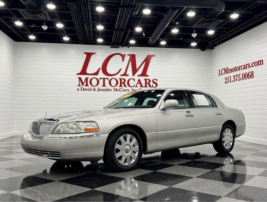 2004 Lincoln Town Car Image 1