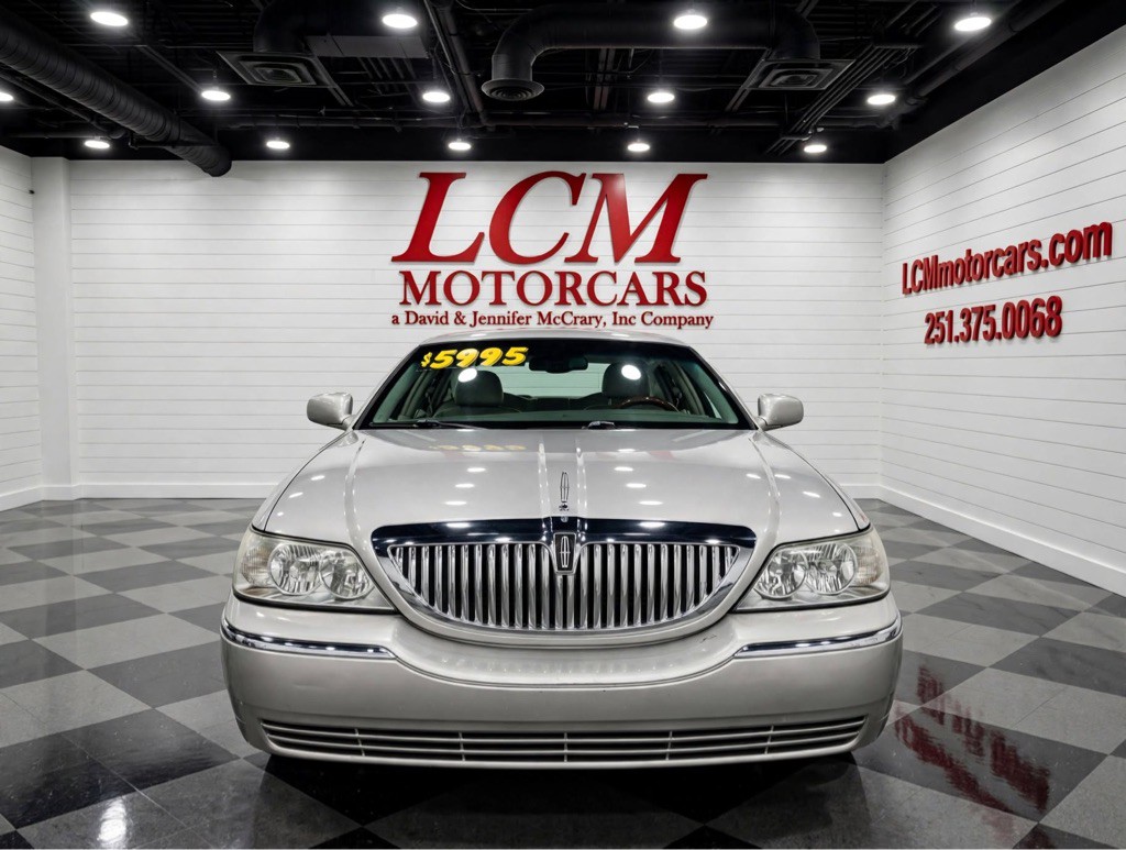 2004 Lincoln Town Car Image 2