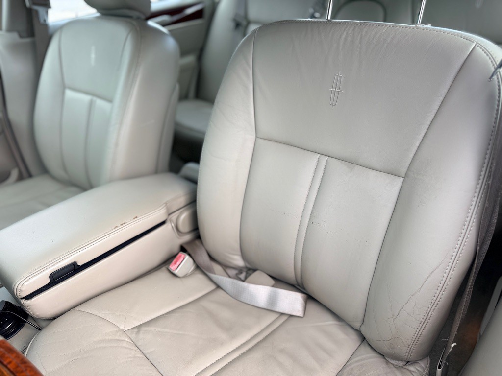 2004 Lincoln Town Car Image 9