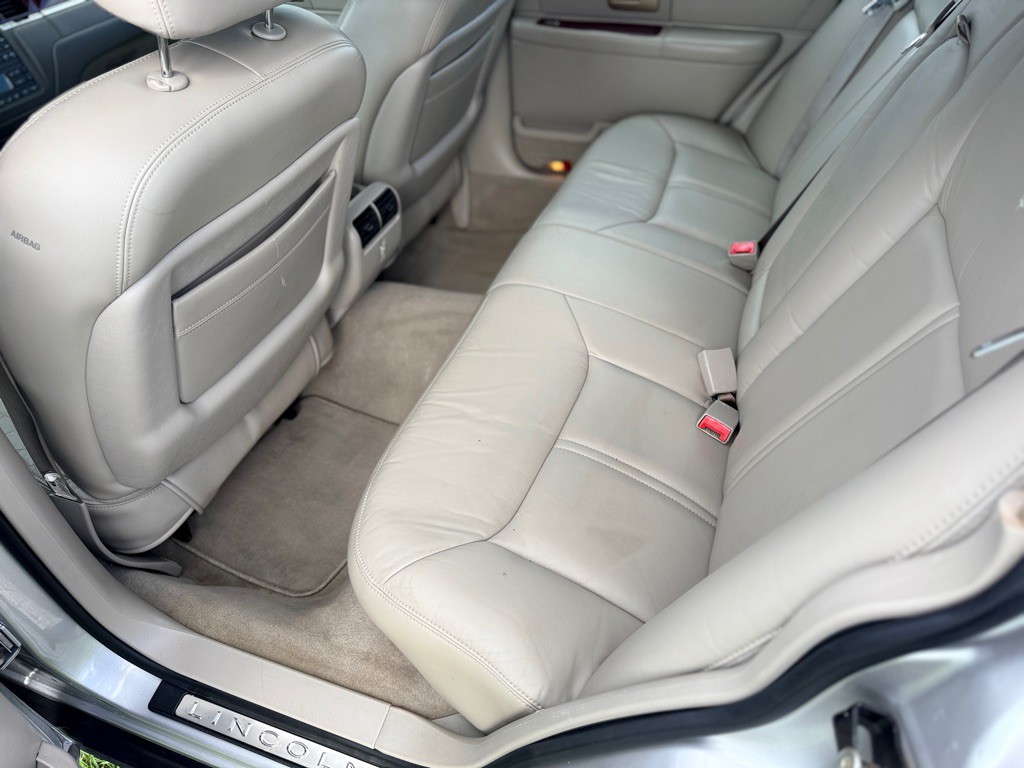 2004 Lincoln Town Car Image 10