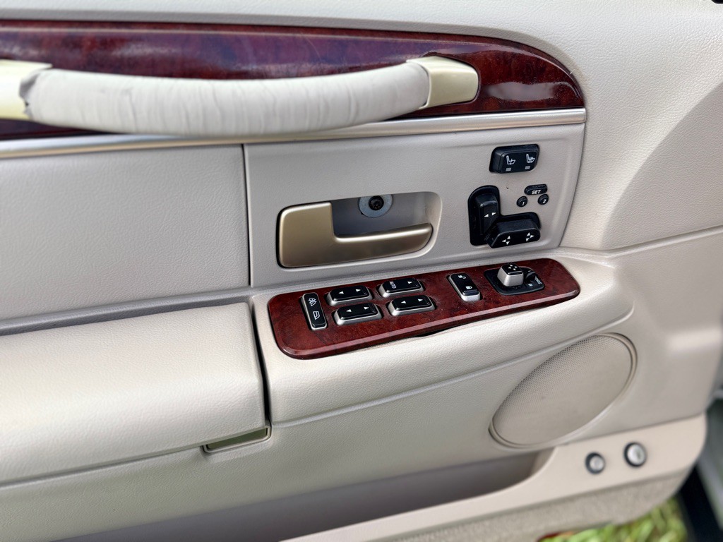 2004 Lincoln Town Car Image 11