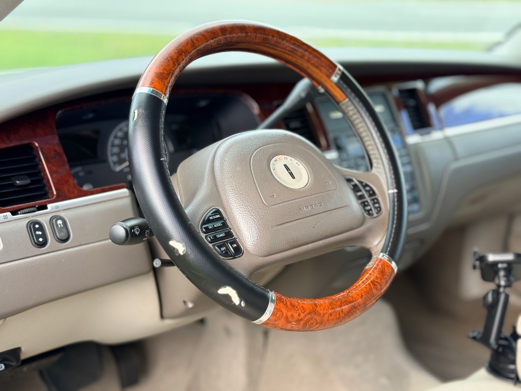 2004 Lincoln Town Car Image 12