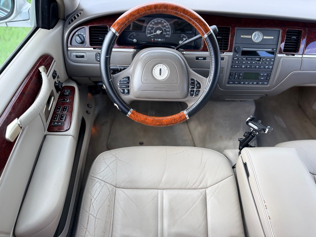 2004 Lincoln Town Car Image 13