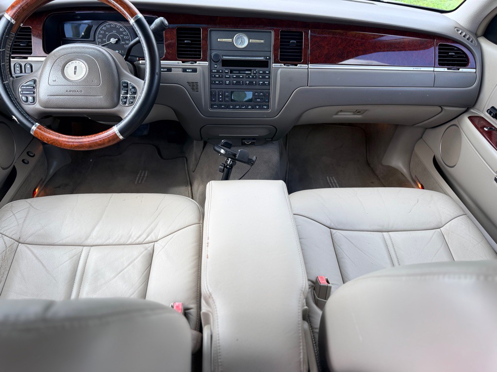 2004 Lincoln Town Car Image 14