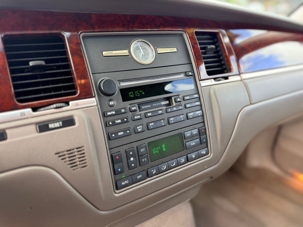 2004 Lincoln Town Car Image 16
