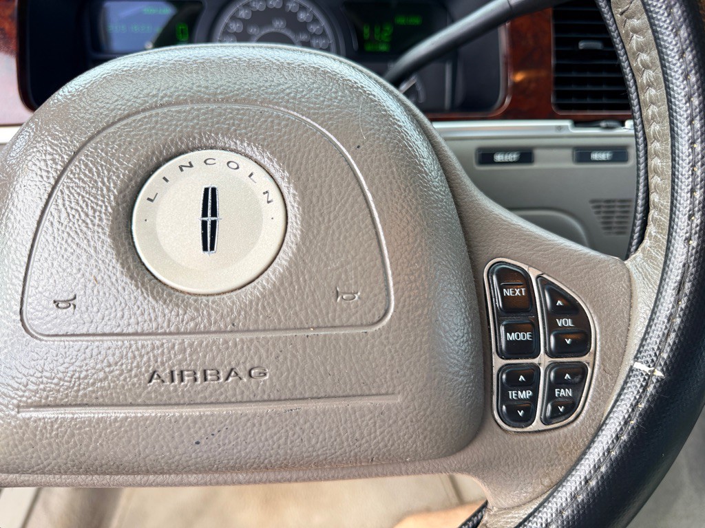 2004 Lincoln Town Car Image 17