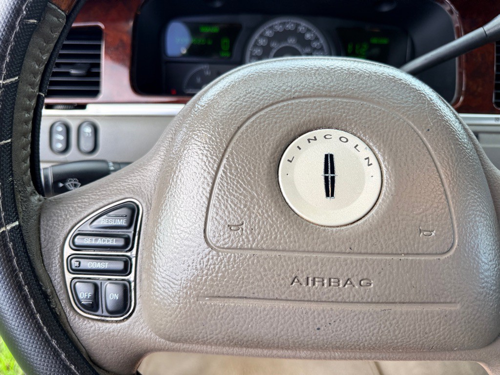2004 Lincoln Town Car Image 18