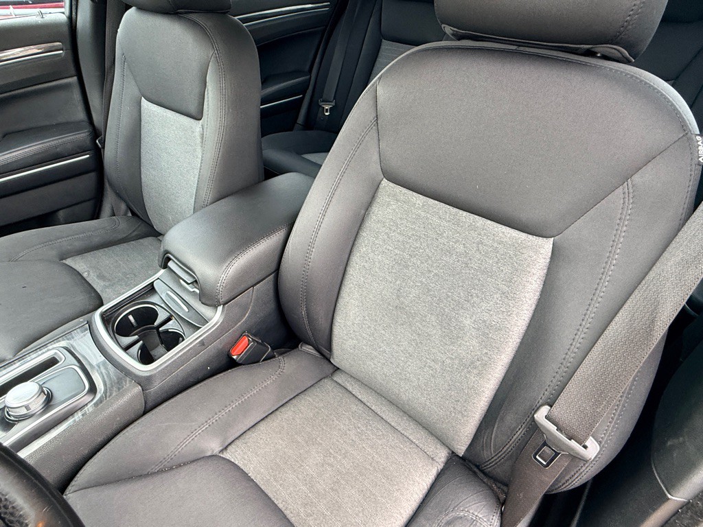 2020 Chrysler 300 Image 8