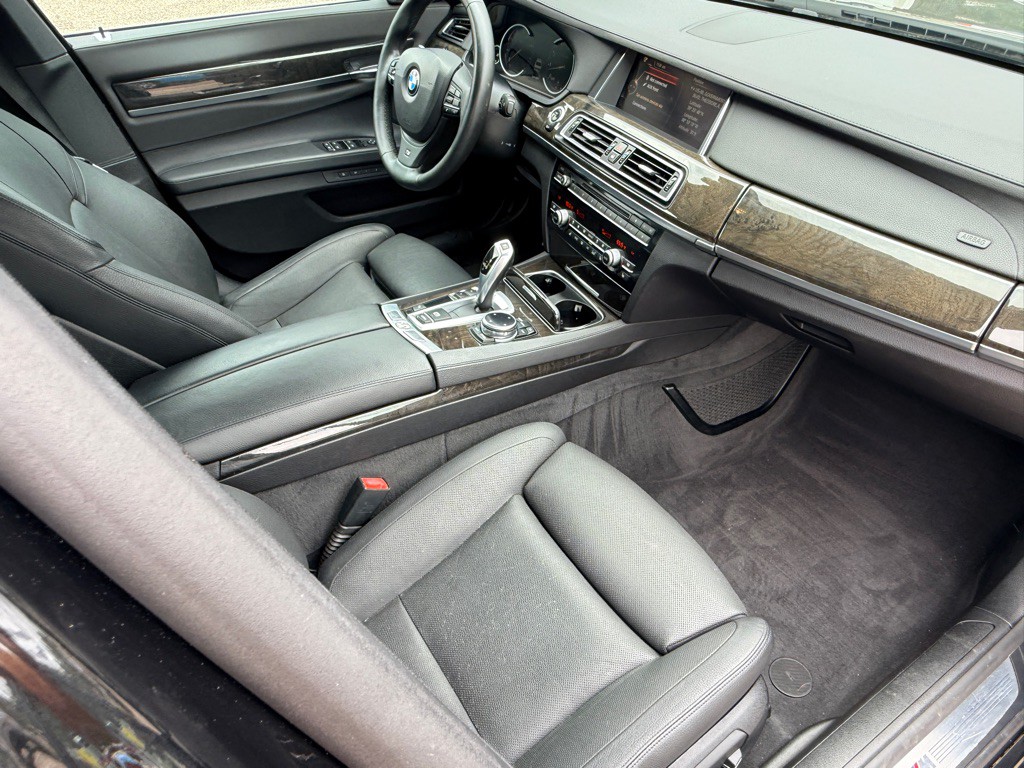 2015 BMW 7 Series Image 9