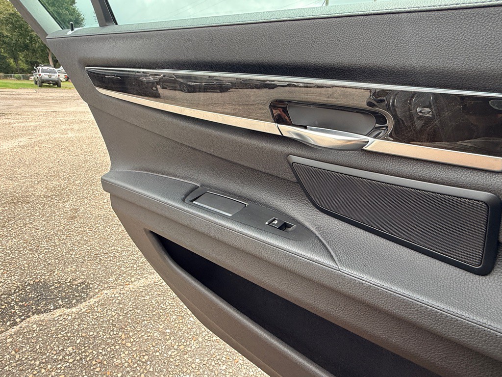 2015 BMW 7 Series Image 17