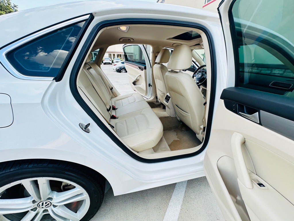 2014 Volkswagen Passat Image 17