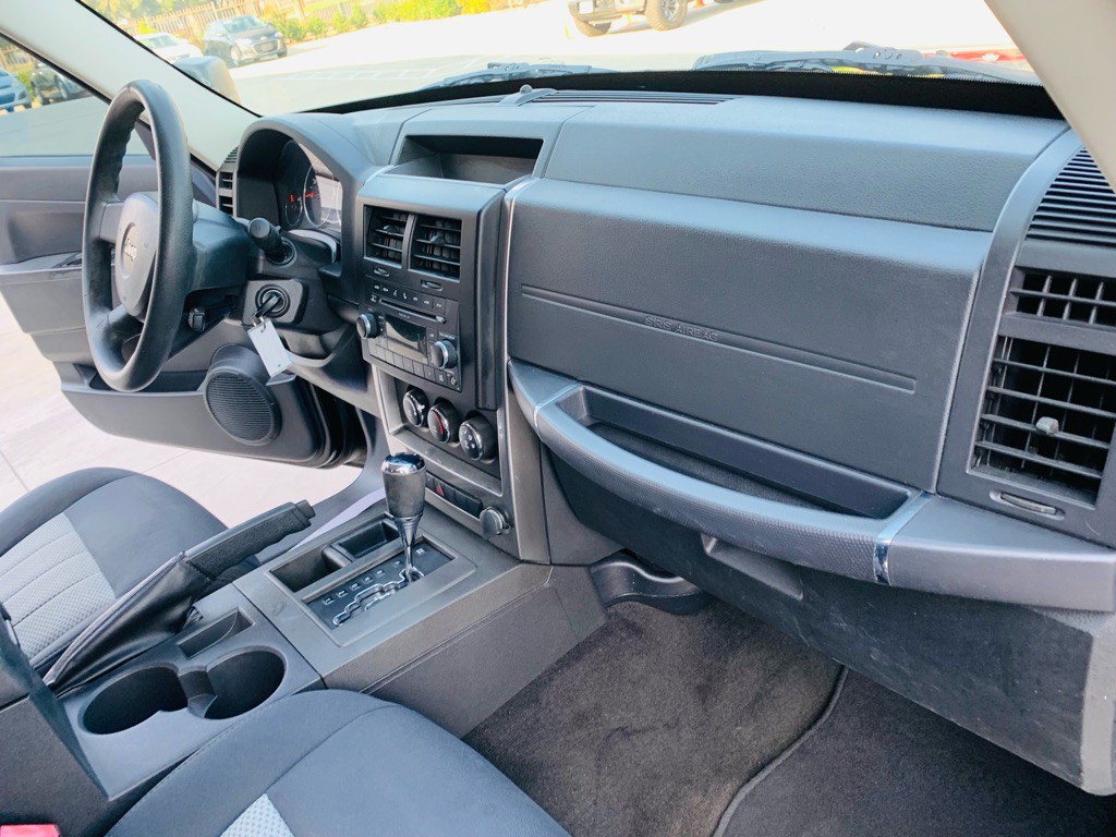 2010 Jeep Liberty Image 21