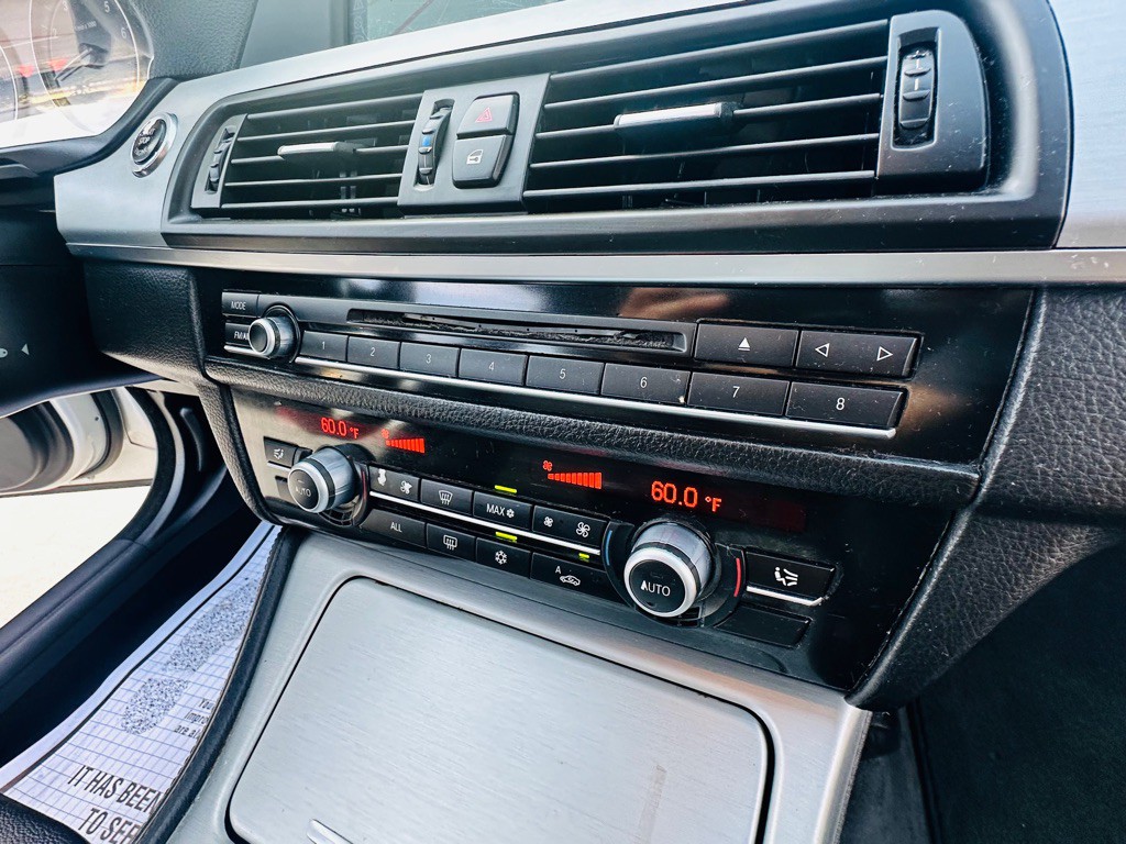 2011 BMW 5 Series Image 25