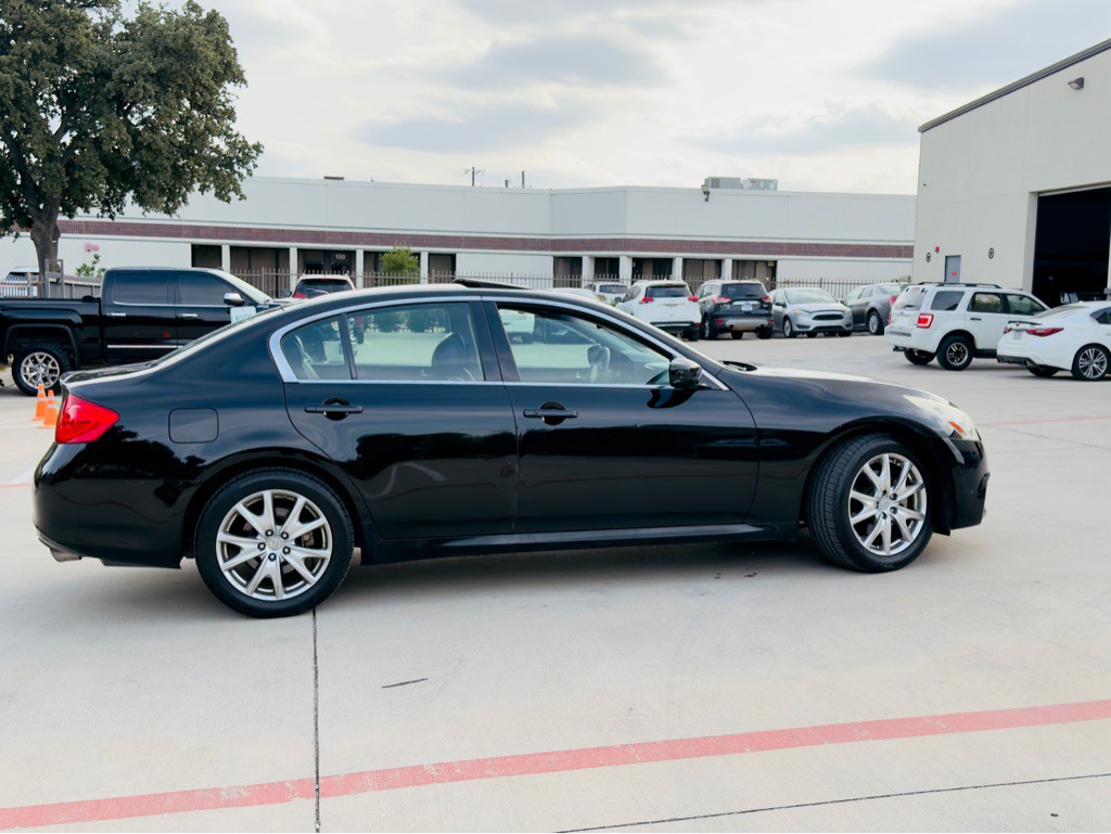 2011 INFINITI G37 Image 10
