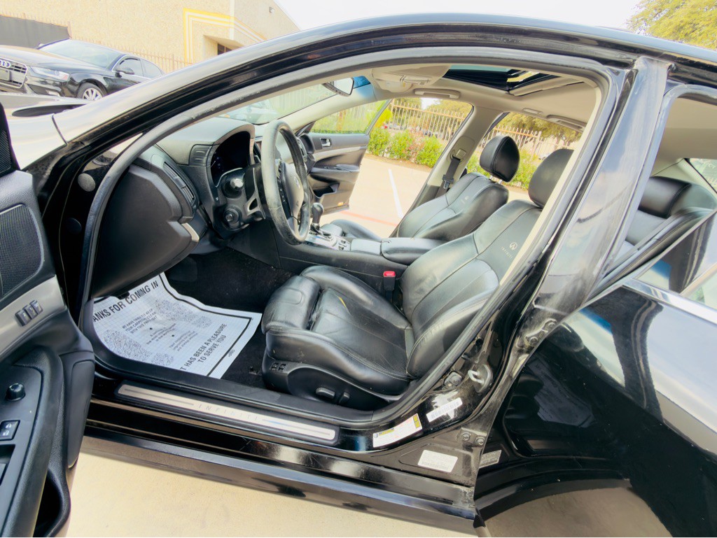 2011 INFINITI G37 Image 11
