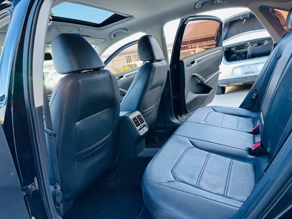 2016 Volkswagen Passat Image 14