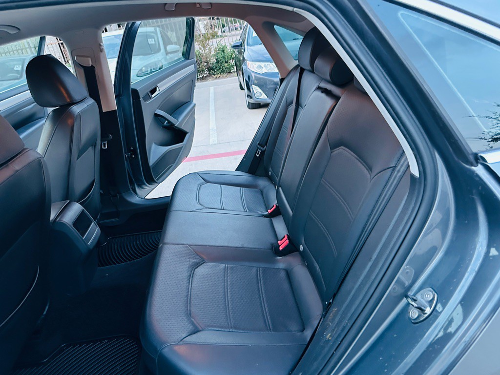 2014 Volkswagen Passat Image 18