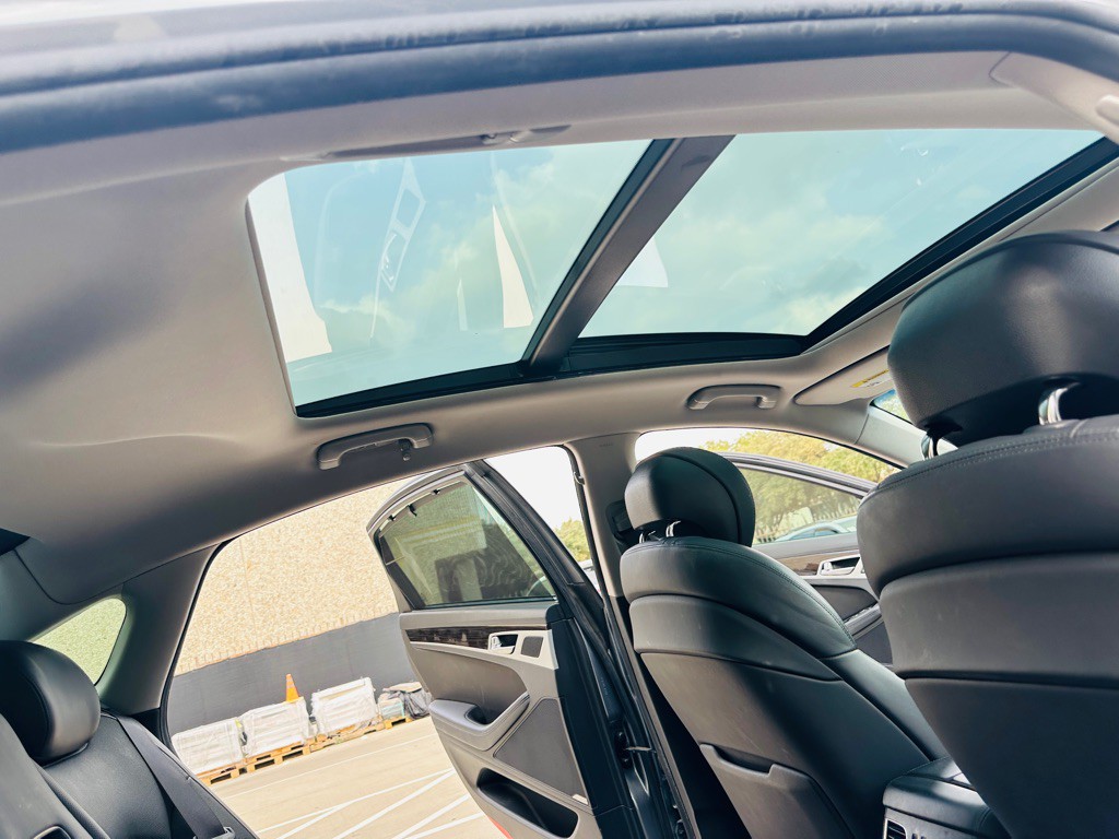 2015 Hyundai Genesis Image 24