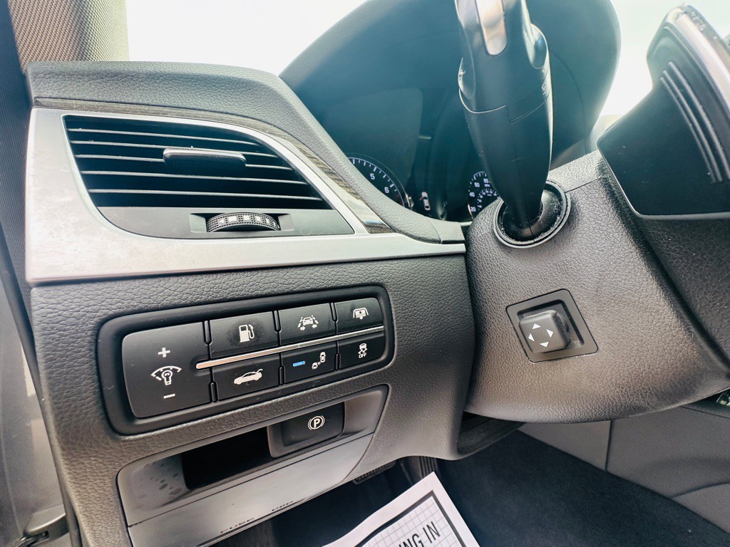 2015 Hyundai Genesis Image 29